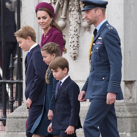 Pour l'occasion, la famille royale britannique était réunie aux abords du palais de Buckingham

Catherine (Kate) Middleton, princesse de Galles, Le prince George de Galles, La princesse Charlotte de Galles, Le prince Louis de Galles, Le prince William, prince de Galles  lors des commémorations saluant l'action des vétérans britanniques lors de la Seconde guerre mondiale au palais de Buckingham le 5 mai 2025© Julien Burton / Bestimage