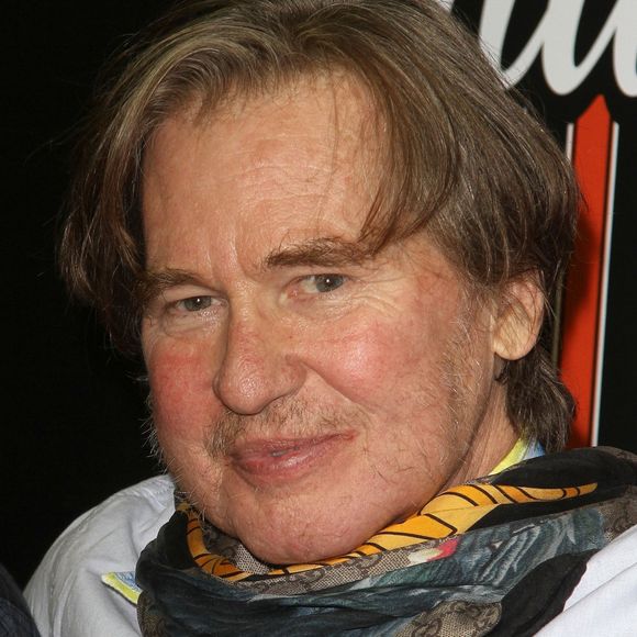 Une star américaine a fait une grosse bourde au sujet de la santé Val Kilmer.

Val Kilmer au photocall de la soirée caritative "Monster Energy 50K$ Charity Challenge Basketball Game" au UCLA Pauley Pavillon, à Los Angeles.

Photo : Backgrid USA / Bestimage