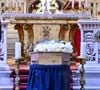 Décédée le 30  décembre  2025 à 74 ans

Le cercueil de la défunte aux obsèques d'Evelyne Leclercq en la cathédrale Sainte-Réparate de Nice, France, le 13 janvier 2026. Une tenue blanche ou claire est souhaitée pour la cérémonie. Ni fleurs, ni couronnes. Selon la volonté de la défunte Evelyne, des dons en faveur du pôle cancérologie Arnault Tzanck pourront être effectués par chèque à l'ordre de FDD AAT ou via un lien numérique HelloAsso - Campagne de dons, Institut du Cancer de Mougins. © Bruno Bebert/Bestimage