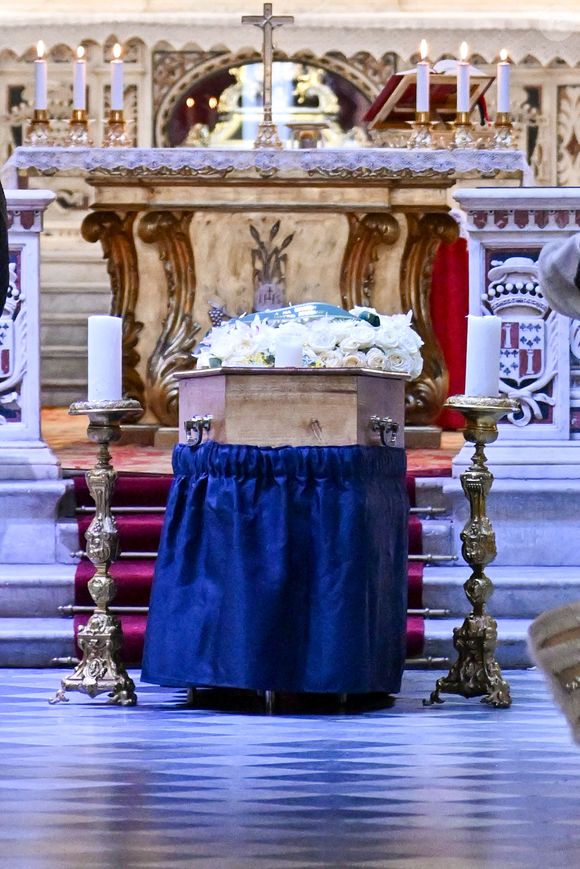 Décédée le 30  décembre  2025 à 74 ans

Le cercueil de la défunte aux obsèques d'Evelyne Leclercq en la cathédrale Sainte-Réparate de Nice, France, le 13 janvier 2026. Une tenue blanche ou claire est souhaitée pour la cérémonie. Ni fleurs, ni couronnes. Selon la volonté de la défunte Evelyne, des dons en faveur du pôle cancérologie Arnault Tzanck pourront être effectués par chèque à l'ordre de FDD AAT ou via un lien numérique HelloAsso - Campagne de dons, Institut du Cancer de Mougins. © Bruno Bebert/Bestimage