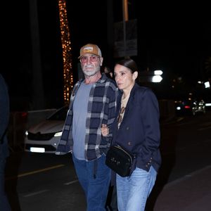 Eric Cantona fait une apparition élégante au bras de son père dans l'après-midi et part pour une promenade romantique avec sa compagne Rachida Brakni. Photo de Backgrid UK/ Bestimage
