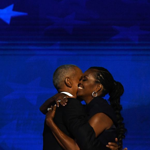 Puis d'assurer : "Il n’y a pas eu un seul moment dans notre mariage où j’ai pensé à abandonner mon homme". 

Barack Obama et sa femme Michelle Obama électrisent la foule lors de la Convention démocrate à Chicago, le 28/08/2024 @Backgrid USA / Bestimage