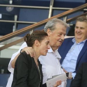 Guy Carlier et sa compagne - People au match de foot PSG - Saint-Etienne au Parc des Princes à Paris le 25 Août 2017. Victoire du PSG 3 à 0
©Agence / Bestimage