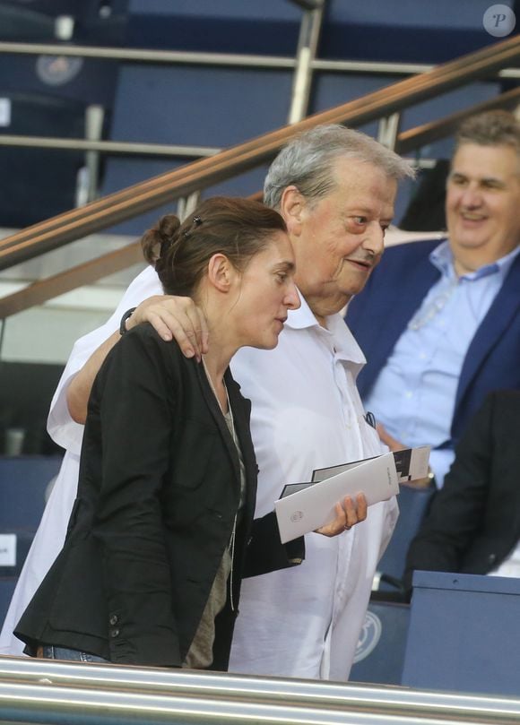Guy Carlier et sa compagne - People au match de foot PSG - Saint-Etienne au Parc des Princes à Paris le 25 Août 2017. Victoire du PSG 3 à 0
©Agence / Bestimage