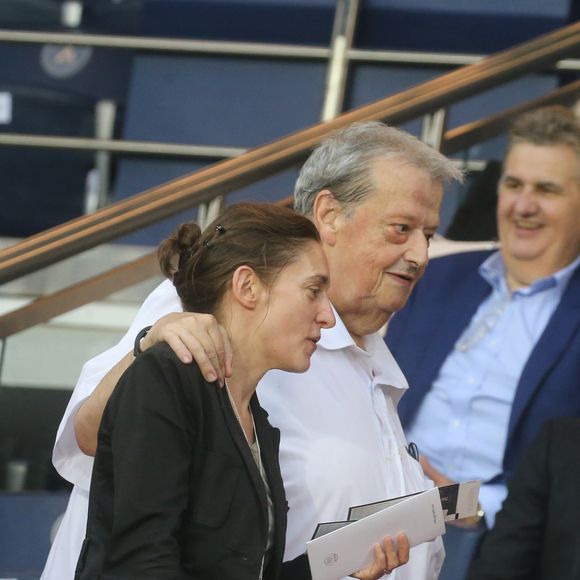 Guy Carlier et sa compagne - People au match de foot PSG - Saint-Etienne au Parc des Princes à Paris le 25 Août 2017. Victoire du PSG 3 à 0
©Agence / Bestimage
