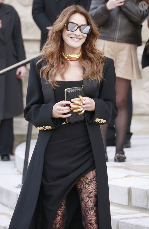 Carla Bruni au défilé Schiaparelli "Collection Haute Couture Printemps/Eté 2026" lors de la Fashion Week de Paris, le 26 janvier 2026.

Photo : Christophe Aubert / Bestimage