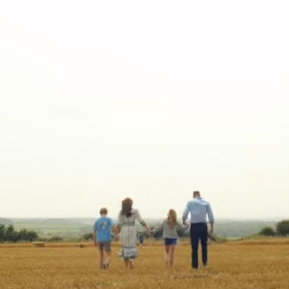 Kate Middleton en a fini avec la chimiothérapie et annonce dans une vidéo publiées sur les réseaux sociaux le 9 septembre 2024 qu’elle reprend ses activités.
Traitée pour un cancer dont elle n’a pas dévoilé la nature, la princesse de Galles a publié une vidéo où on la voit notamment entourée du prince William et de leurs enfants, le prince George, la princesse Charlotte et le prince Louis.
© Prince and Princess of Wales Instagram via Bestimage
