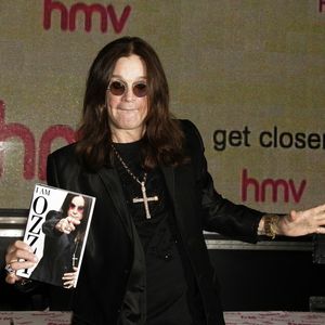 Photo d'archive datée du 02/10/09 d'Ozzy Osbourne lors d'une séance de dédicace de son livre I Am Ozzy dans un magasin HMV d'Oxford Street, au centre de Londres, alors que le leader de Black Sabbath est décédé à l'âge de 76 ans. Date d'édition : mardi 22 juillet 2025. ... Décès d'Ozzy Osbourne ... 22-07-2025 ... Londres ... UK ... Le crédit photo doit être lu comme suit : Yui Mok/PA Wire. Numéro de référence unique : 81066814 ... Le crédit photo doit être lu comme suit : Yui Mok/PA Wire : Yui Mok/PA Wire