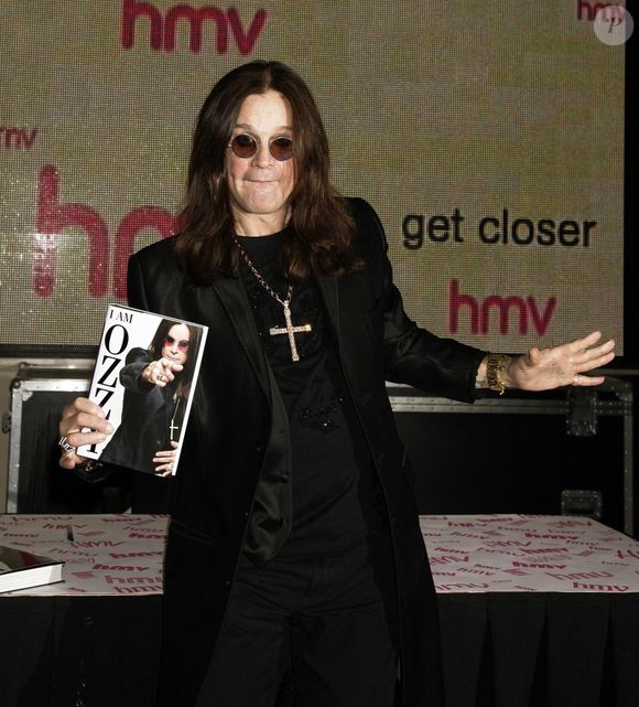 Photo d'archive datée du 02/10/09 d'Ozzy Osbourne lors d'une séance de dédicace de son livre I Am Ozzy dans un magasin HMV d'Oxford Street, au centre de Londres, alors que le leader de Black Sabbath est décédé à l'âge de 76 ans. Date d'édition : mardi 22 juillet 2025. ... Décès d'Ozzy Osbourne ... 22-07-2025 ... Londres ... UK ... Le crédit photo doit être lu comme suit : Yui Mok/PA Wire. Numéro de référence unique : 81066814 ... Le crédit photo doit être lu comme suit : Yui Mok/PA Wire : Yui Mok/PA Wire