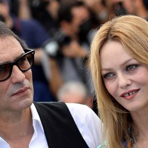 Vanessa Paradis, Samuel Benchetrit (réalisateur) au photocall du film Cette musique ne joue pour personne (Cannes première) lors du 74ème festival international du film de Cannes le 10 juillet 2021

© Borde / Jacovides / Moreau / Bestimage