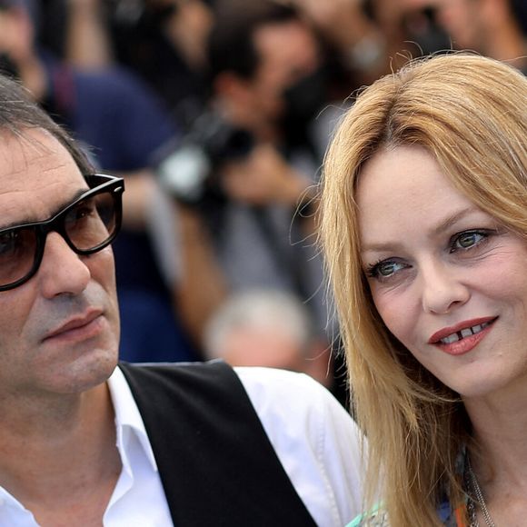 Vanessa Paradis, Samuel Benchetrit (réalisateur) au photocall du film Cette musique ne joue pour personne (Cannes première) lors du 74ème festival international du film de Cannes le 10 juillet 2021

© Borde / Jacovides / Moreau / Bestimage