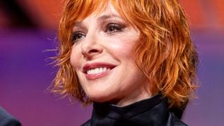 “Il y a en réalité trois nuances” : Le coiffeur de Mylène Farmer explique comment est créée sa couleur signature