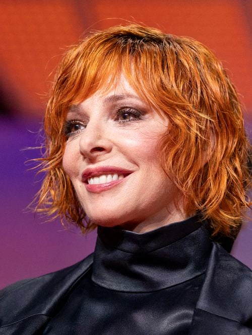 “Il y a en réalité trois nuances” : Le coiffeur de Mylène Farmer explique comment est créée sa couleur signature