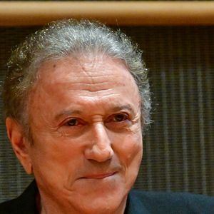 Marié à Dany Saval depuis 53 ans

Le présentateur de télévision Michel Drucker participe à une audition devant la commission d'enquête parlementaire sur la neutralité, le fonctionnement et le financement de la radiodiffusion publique à l'Assemblée nationale à Paris, en France, le 31 mars 2026. © Christian Liewig/Bestimage