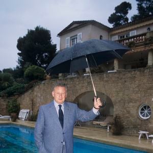 Avant de s'y installer, l'animateur possédait la mythique villa Katouchka située sur les hauteurs cannoises.

Archives - En France, Philippe Bouvard dans sa villa de Cannes le 2 février 1996.

© Bestimage