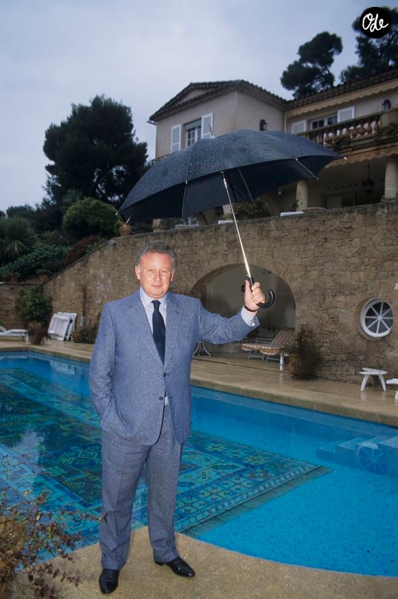 Avant de s'y installer, l'animateur possédait la mythique villa Katouchka située sur les hauteurs cannoises.

Archives - En France, Philippe Bouvard dans sa villa de Cannes le 2 février 1996.

© Bestimage