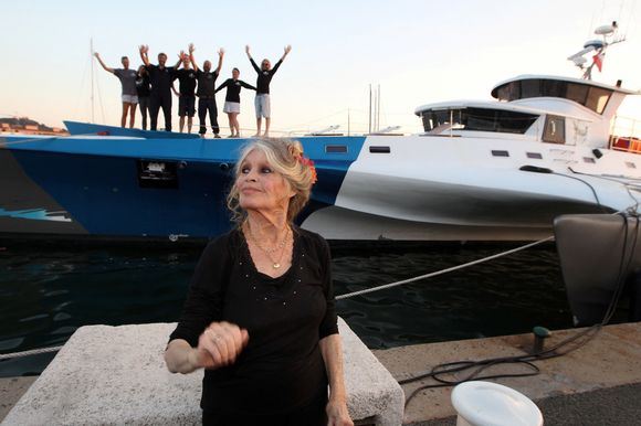 Exclusif - Brigitte Bardot pose avec l'équipage de Brigitte Bardot Sea Shepherd, le célèbre trimaran d'intervention de l'organisation écologiste, sur le port de Saint-Tropez, le 26 septembre 2014 en escale pour 3 jours à deux jours de ses 80 ans.
Bestimage