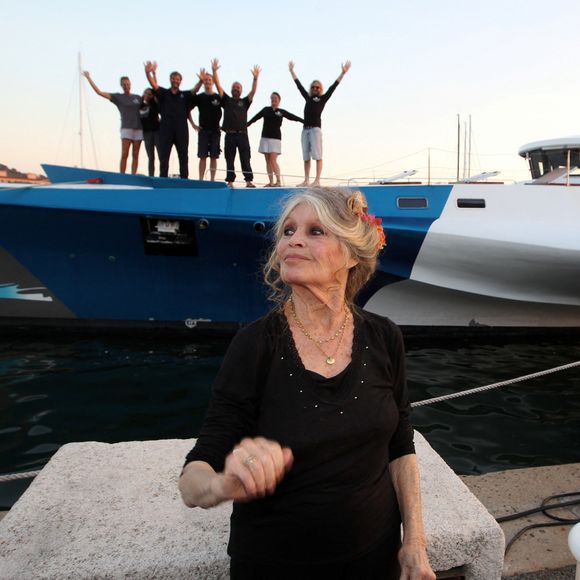 Exclusif - Brigitte Bardot pose avec l'équipage de Brigitte Bardot Sea Shepherd, le célèbre trimaran d'intervention de l'organisation écologiste, sur le port de Saint-Tropez, le 26 septembre 2014 en escale pour 3 jours à deux jours de ses 80 ans.
Bestimage
