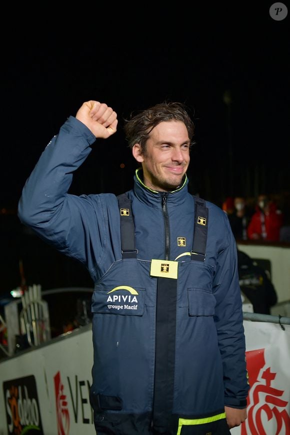Ce mercredi 27 janvier le premier skipper, Charlie Dalin, a franchi la ligne d arrivee aux Sables d Olonne, au terme de 80 jours en mer,  depuis le 8 novembre  APIVIA Vendée globe 2020 la seule course à la voile autour du monde en solitaire, sans escale. le 27 janvier 2021