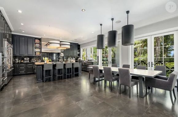 La villa de Johnny Hallyday à Pacific Palisades vendue en février 2021 pour 13 millions d'euros à Los Angeles. La superbe villa de 1000 m2 habitables est dotée de sept chambres, huit salles de bains, de plusieurs salons, d'une bibliothèque, d'une cave à vin, d'une salle de cinéma avec 18 sièges, d'un sauna, et même d'un studio d'enregistrement. Le 5 juillet 2021. © Backgrid UK/ Bestimage