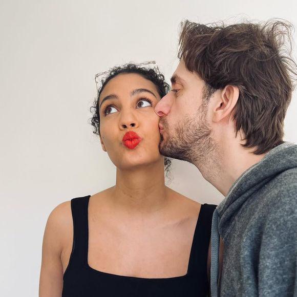 "Ma tension était dangereusement élevée, j'avais des fluides dans les poumons, ce qui m'empêchait de respirer, et mes jambes étaient très gonflées. Je n'avais pas réalisé à quel point les signaux que mon corps m'envoyait étaient graves", a-t-elle ajouté.

Chloé Mortaud, Instagram