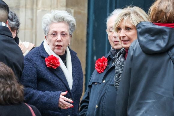 Evelyne Dhéliat et Françoise Laborde, la soeur de la défunte - Arrivées aux obsèques de C.Laborde en l’église Saint-Roch à Paris, le 6 février 2025. Décédée le 28 janvier 2025 à l'âge de 73 ans, l'ancienne présentatrice météo de TF1 (1988 - 2017) était atteinte de la maladie neurodégénérative à corps de Lewy.
© Jacovides - Moreau / Bestimage
