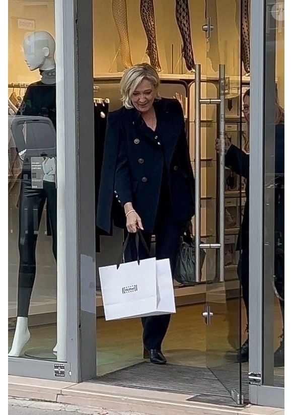 Marine Le Pen s'est accordée une pause shopping chez Wolford à Paris le 6 novembre 2024.