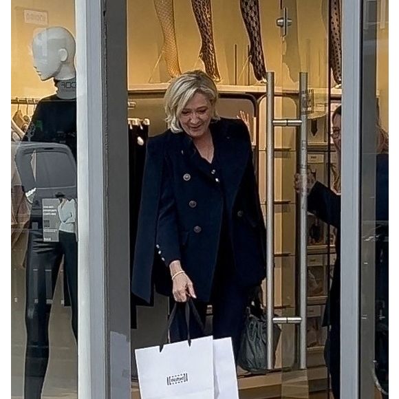 Marine Le Pen s'est accordée une pause shopping chez Wolford à Paris le 6 novembre 2024.
