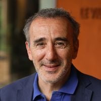 Entre tournage et vie de papa : Elie Semoun retrouve son bébé de quelques semaines et partage des images de moments simples ensemble