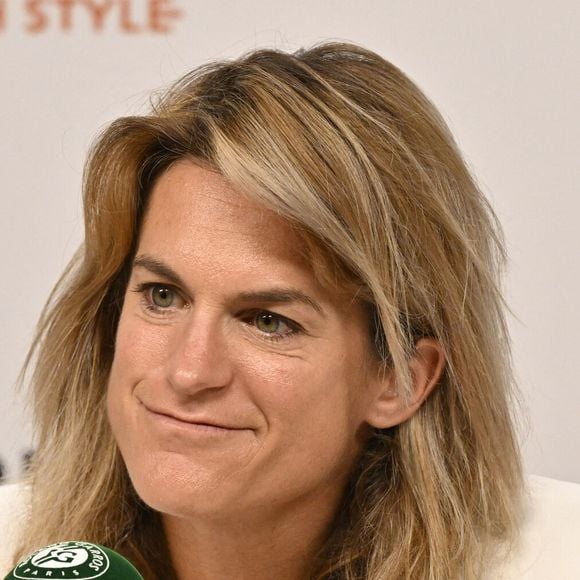 Amélie Mauresmo évoque sa vie de famille

Amélie Mauresmo en conférence de presse lors des Internationaux de France de tennis de Roland Garros. Chryslene Caillaud / Panoramic / Bestimage
