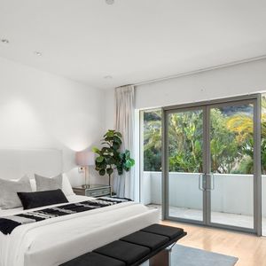 La maison a été construite en 2000 à la demande du célèbre mathématicien Norman Zada, d'après les informations figurant sur les papiers officiels et conçue par l'architecte Richard Landry. 

Exclusif - La nouvelle villa de Kanye West à Beverly Hills. Kanye a finalisé l'achat hors marché pour 35 millions de dollars. La propriété de style méditerranéen comprend environ 1900 m2 d'espace habitable, des jardins privés et des vues panoramiques sur la ville. Los Angeles, le 15 décembre 2024.