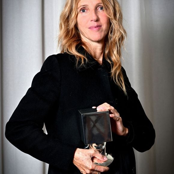 Exclusif - Sandrine Kiberlain pose avec son Prix, reçu au Festival de Nice Cinéroman à Nice, le 5 octobre 2024.
Le jury du Festival de Nice Cinéroman, présidé cette année par Matthieu Delaporte et Alexandre de la Patellière a décerné ses prix avec pour Meilleur film, "La Zone d'intérêt" de Jonathan Glazer, d'après le roman de Martin Amis, le Prix d'interprétation féminine à Anamaria Vartolomei pour Maria, et Sophie Guillemin pour "Juliette au printemps", le Prix d'interprétation masculine à Benjamin Biolay, qui s'est adressé au jury et au public avec un message vidéo, pour "Quelques jours pas plus", le Prix coup de coeur à Sandrine Kiberlain, venue présenter Sarah Bernhardt, la divine en avant-première au Pathé Gare du Sud, le Prix Romain Gary à Daniel Auteuil, qui lui a été remis par Daniel Benoin, le co-fondateur et directeur du théâtre d'Antibes Anthéa, le vendredi 4 octobre, le Prix d'honneur à Costa Gavras qui lui a été remis pas le maire de la ville, Christian Estrosi. Le Prix Jeune Génération a été décerné au film "Maria" réalisé par Jessica Palud, tiré du roman "Elle s'appelait Maria" de Vanessa Schneider. C'est elle avec l'actrice Anamaria Vartolomei qui reçu le Prix pour la réalisatrice absente./ © Bebert-Jacovides/Bestimage