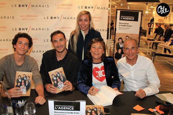 Raphael Kretz, Valentin Kretz, Sandrine Kretz, Olivier Kretz et Emmanuelle Claverie-Veysset ( DG du BHV) La famille Kretz (série L'Agence sur TMC et Netflix) dédicace son livre "Bienvenue à l'Agence" au BHV Marais à Paris le 14 mai 2024. © Philippe Baldini/Bestimage | 00661270