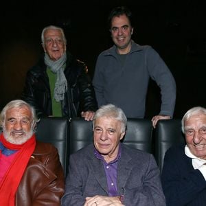 Dans les commentaires, de nombreux internautes ont adressé leur soutien à la famille Belmondo et souhaité à Alain Belmondo de reposer en paix.
Alain Belmondo, Olivier Belmondo, Jean-Paul Belmondo, Guy Bedos et Charles Gérard - Avant-première parisienne du documentaire "Belmondo par Belmondo" au cinéma Publicis à Paris, le 15 décembre 2015. © Sébastien Valiela / Bestimage