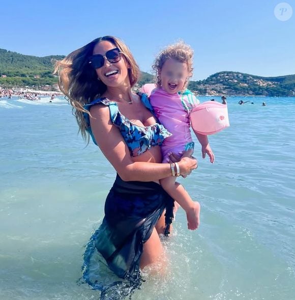 "Il m’arrive un truc très grave en fait, je suis obligée de vous raconter, j’ai trois gosses, et aucun de mes gosses ne m’a fait vivre ça", a t-elle expliqué via sa story Instagram ce mercredi 4 juin.

Vitaa immortalisée avec sa fille Noa - (Capture d'écran Instagram - août 2024)