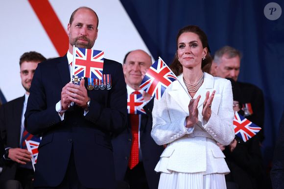 Elle portait la même tenue qu'il y a plusieurs semaines, lors d'un concert marquant le 80e anniversaire du jour de la Victoire en Europe.

Le prince William, prince de Galles, et Catherine (Kate) Middleton, princesse de Galles - Des membres de la famille royale assistent à un concert marquant le 80e anniversaire du jour de la Victoire en Europe à Horse Guards Parade, Londres, Royaume-Uni, le 8 mai 2025.

Copyright : Ian Vogler/WPA-Pool