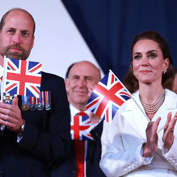 Elle portait la même tenue qu'il y a plusieurs semaines, lors d'un concert marquant le 80e anniversaire du jour de la Victoire en Europe.

Le prince William, prince de Galles, et Catherine (Kate) Middleton, princesse de Galles - Des membres de la famille royale assistent à un concert marquant le 80e anniversaire du jour de la Victoire en Europe à Horse Guards Parade, Londres, Royaume-Uni, le 8 mai 2025.

Copyright : Ian Vogler/WPA-Pool