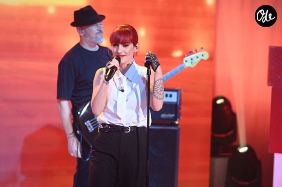 Il y a environ un an déjà, l'artiste, d'ordinaire très discrète, s'était confiée avec une totale franchise sur son amourette de jeunesse avec le guitariste de sa formation.

Exclusif - Jennifer Ayache du groupe Superbus lors de l'enregistrement de l'émission "Vivement dimanche" au studio Rive gauche, à Paris, le 30 septembre 2026. 

© Guillaume Gaffiot/Bestimage