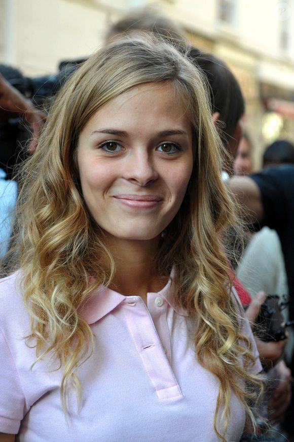 Alice Raucoules (Star Academy 8) dans le centre de Paris, France, le 28 septembre 2008. Photo de Giancarlo Gorassini/ABACAPRESS.COM
