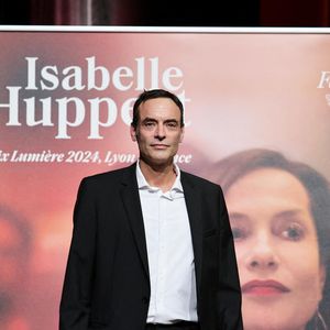 Anthony Delon au photocall de la cérémonie de remise du prix lumière de la 16ème édition du Festival Lumière à l'Amphithéâtre - Centre de Congrès à Lyon, France, le 18 octobre 2024. © Dominique Jacovides/Bestimage