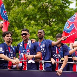 Les joueurs du PSG paradent sur les Champs-Elysées après leur victoire historique (5-0) en finale de la Ligue Des Champions 2025. Paris, le 1er juin 2025.