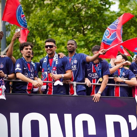 Les joueurs du PSG paradent sur les Champs-Elysées après leur victoire historique (5-0) en finale de la Ligue Des Champions 2025. Paris, le 1er juin 2025.