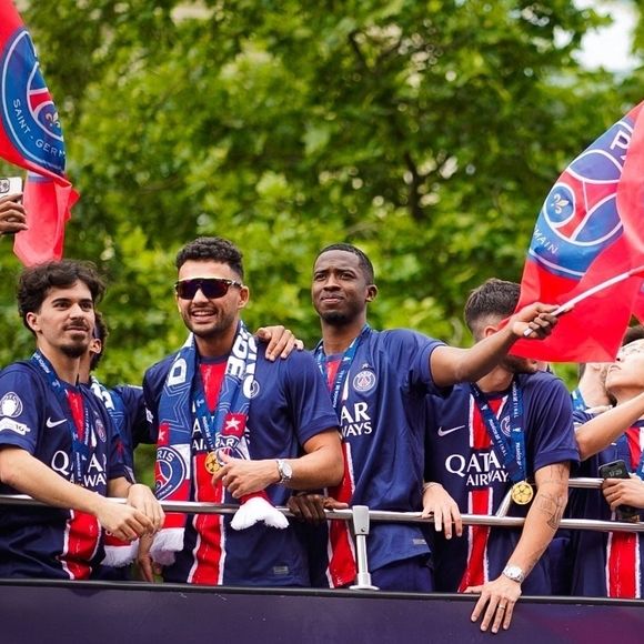 Les joueurs du PSG paradent sur les Champs-Elysées après leur victoire historique (5-0) en finale de la Ligue Des Champions 2025. Paris, le 1er juin 2025.
