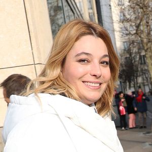 "En fait, je suis toquée", commence-t-elle. "Et tu fais quoi alors par exemple ?", lui demande alors l'animateur. Elle explique : "Alors ça serait très long parce que quand quelque chose se passe bien avant le premier spectacle, je dois le reproduire"

Exclusif - Santa (Samanta Cotta) à la sortie des studios de RTL à Neuilly-sur-Seine, France, le 10 janvier 2025. © Bestimage