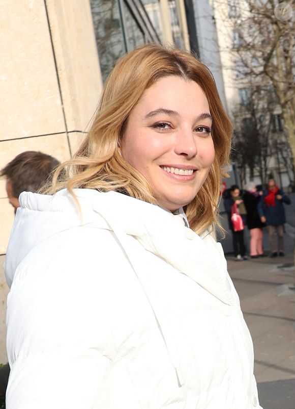 "En fait, je suis toquée", commence-t-elle. "Et tu fais quoi alors par exemple ?", lui demande alors l'animateur. Elle explique : "Alors ça serait très long parce que quand quelque chose se passe bien avant le premier spectacle, je dois le reproduire"

Exclusif - Santa (Samanta Cotta) à la sortie des studios de RTL à Neuilly-sur-Seine, France, le 10 janvier 2025. © Bestimage