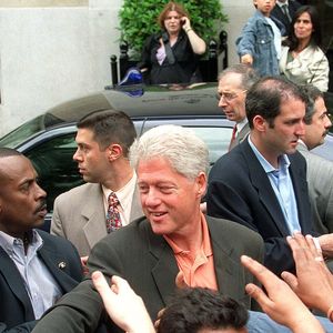 Bill Clinton à l’Hôtel George V à Paris, plan américain. JEAN LOUIS MACAULT / BESTIMAGE