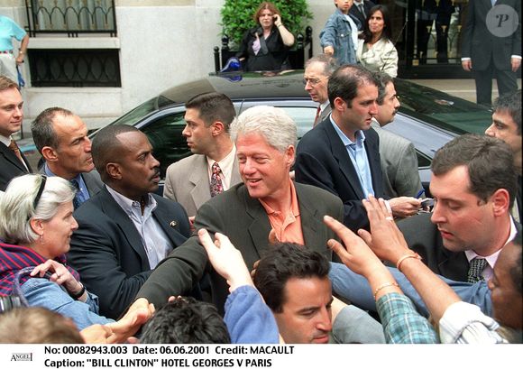 Bill Clinton à l’Hôtel George V à Paris, plan américain. JEAN LOUIS MACAULT / BESTIMAGE