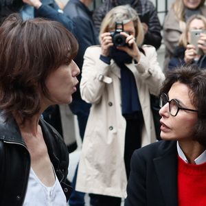 Charlotte Gainsbourg, Rachida Dati (ministre de la culture) lors de la cérémonie de dévoilement de la plaque "Maison des Illustres" de la Maison Gainsbourg à Paris, France, le 2 avril 2024. © Christophe Clovis/Bestimage