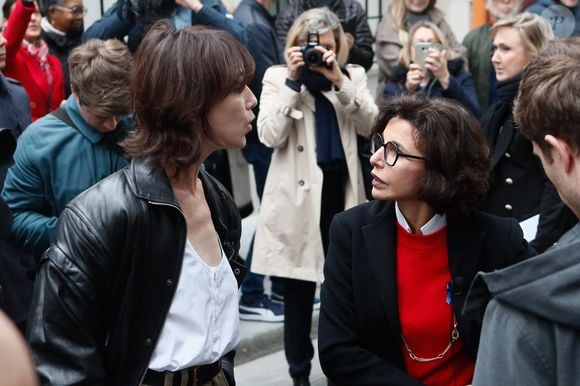 Charlotte Gainsbourg, Rachida Dati (ministre de la culture) lors de la cérémonie de dévoilement de la plaque "Maison des Illustres" de la Maison Gainsbourg à Paris, France, le 2 avril 2024. © Christophe Clovis/Bestimage