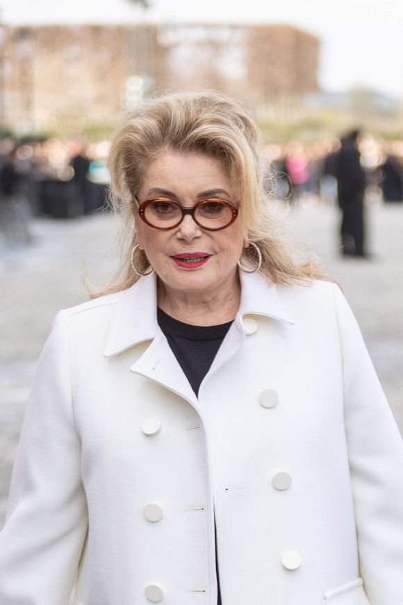 Catherine Deneuve est arrivée au défilé Louis Vuitton Womenswear Automne/Hiver 2026-2027 dans le cadre de la Fashion Week de Paris le 10 mars 2026 à Paris, France. Photo by Nasser Berzane/ABACAPRESS.COM
